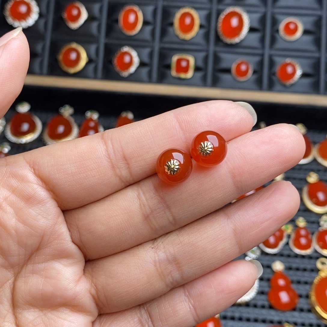 18K金镶嵌南红玛瑙耳饰