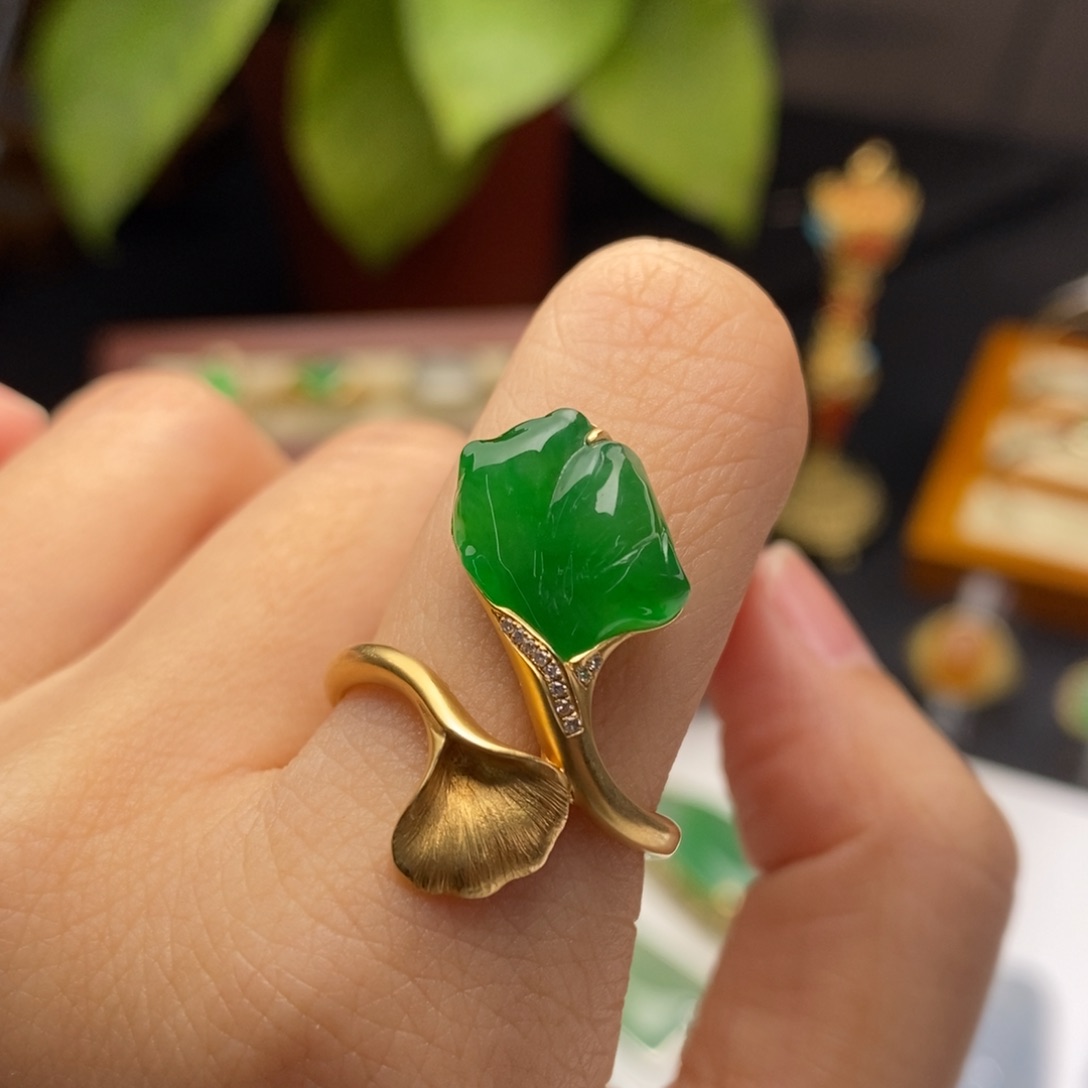 翡翠戒指18K金镶嵌戒指