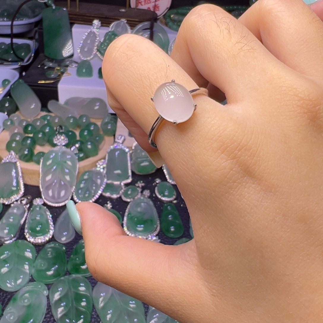 石英质玉（非洲翠）未镶嵌颈饰