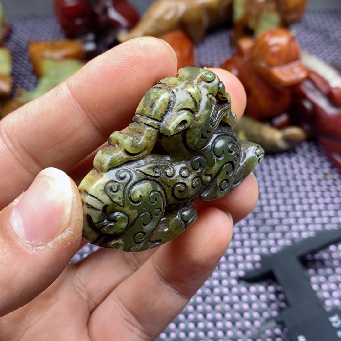 蛇纹石玉颈饰未镶嵌