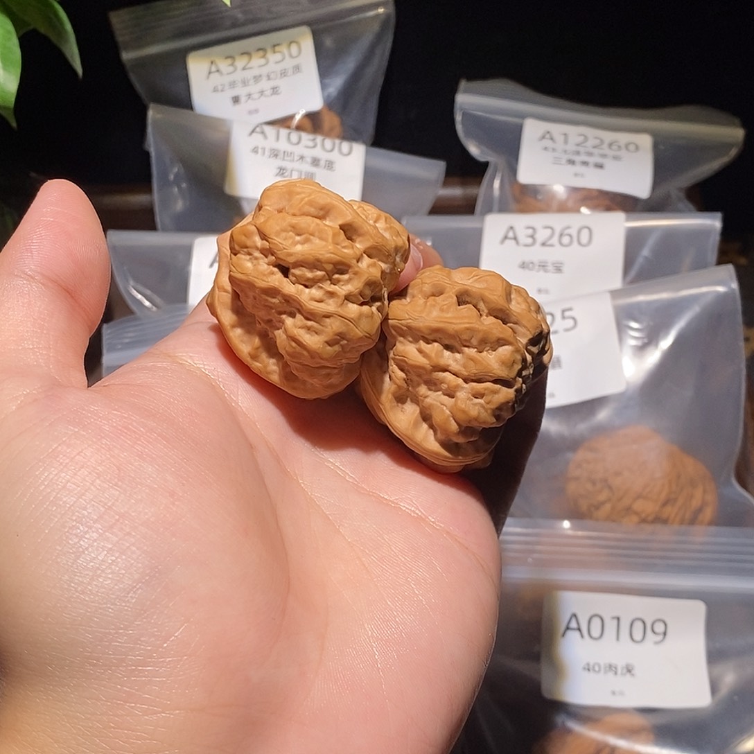 文玩核桃吊坠38四开背恶蟾