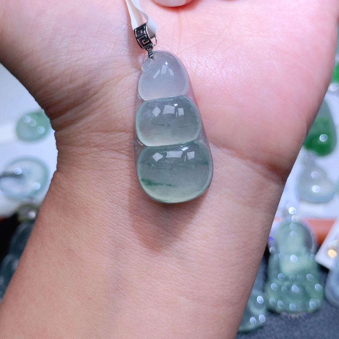 翡翠18K金镶嵌颈饰福豆