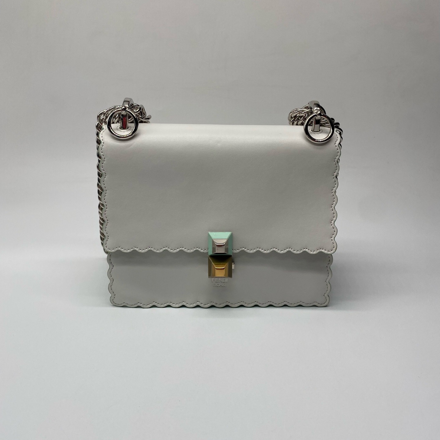 99新 FENDI/芬迪 白色金扣拼绿色波浪边链条包部分带膜dx9983