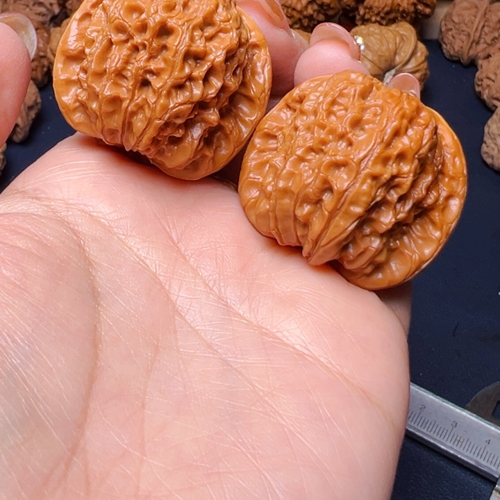 文玩核桃吊坠血麒麟36