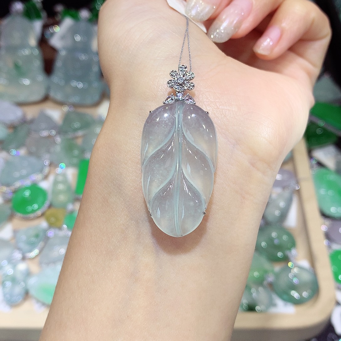 翡翠18K金镶嵌颈饰叶子