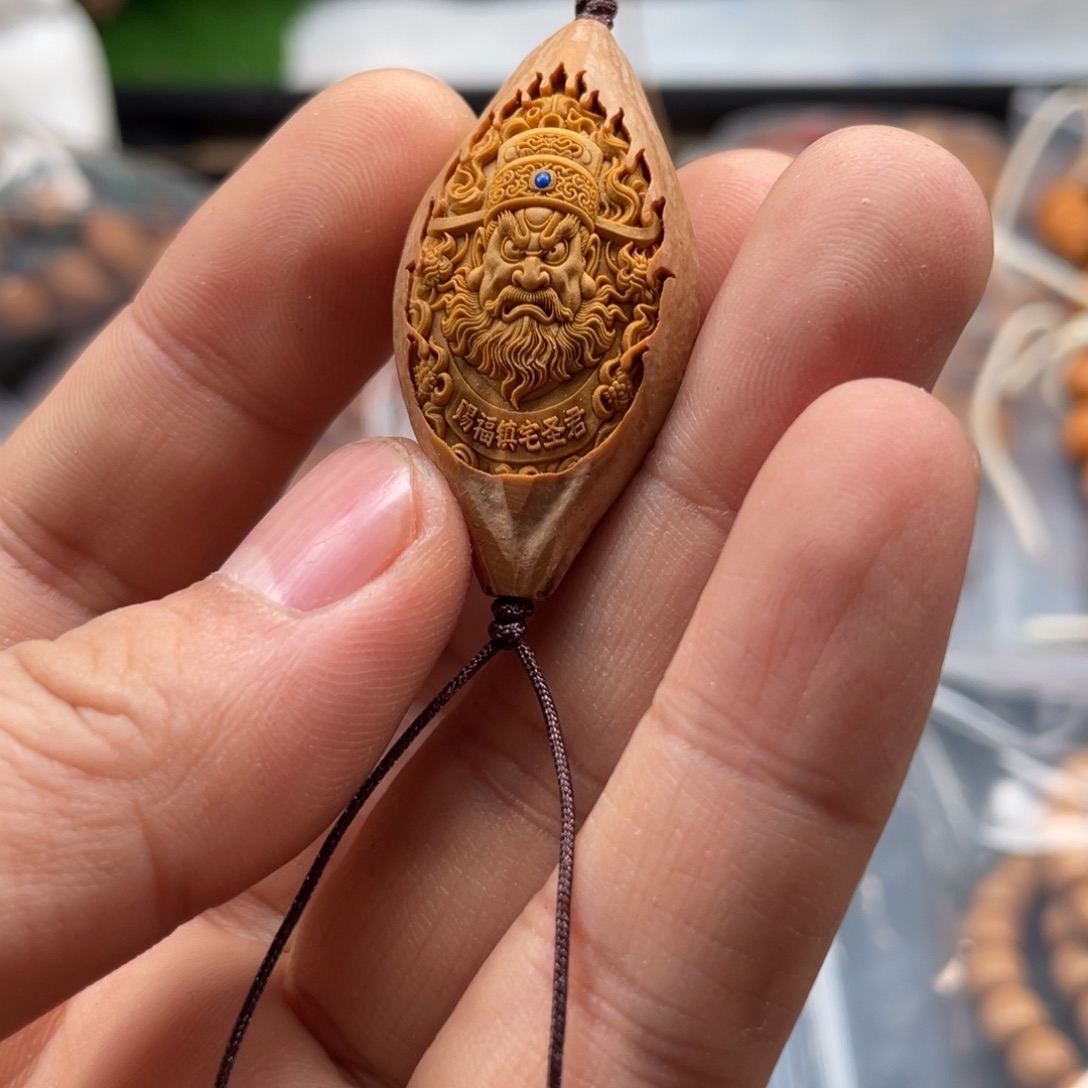 橄榄核吊坠猴头虎面