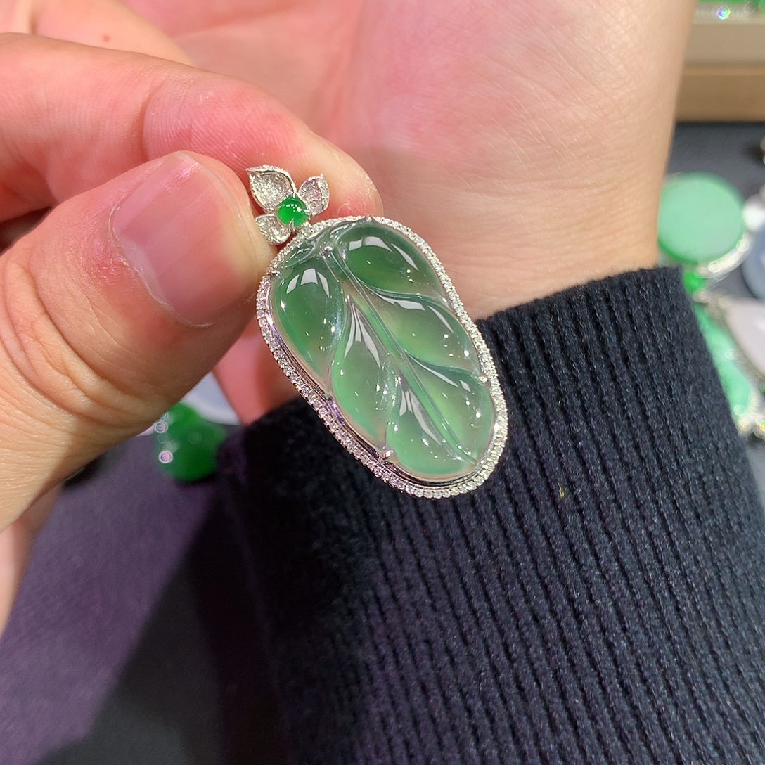 翡翠吊坠(赠链)18K金镶嵌