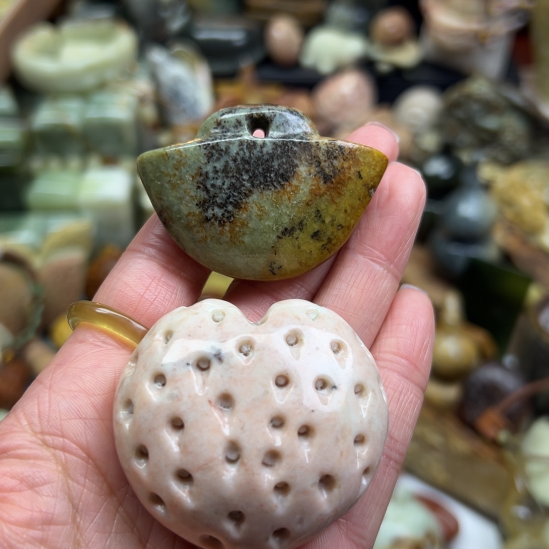 小***迹岫岩河磨玉（透闪石质玉）未镶嵌颈饰河磨玉两个一起