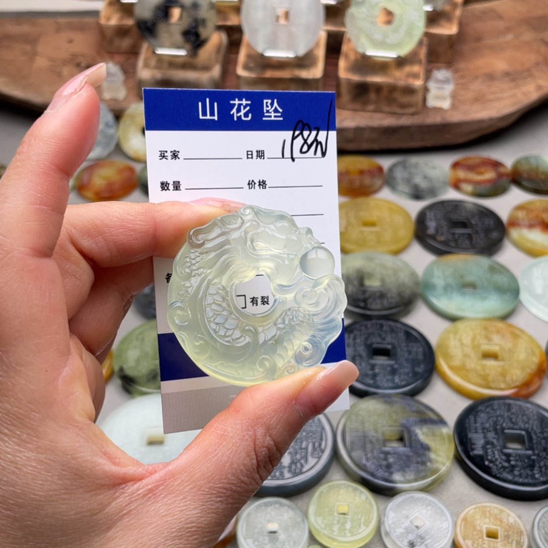 蛇纹石玉颈饰未镶嵌?**