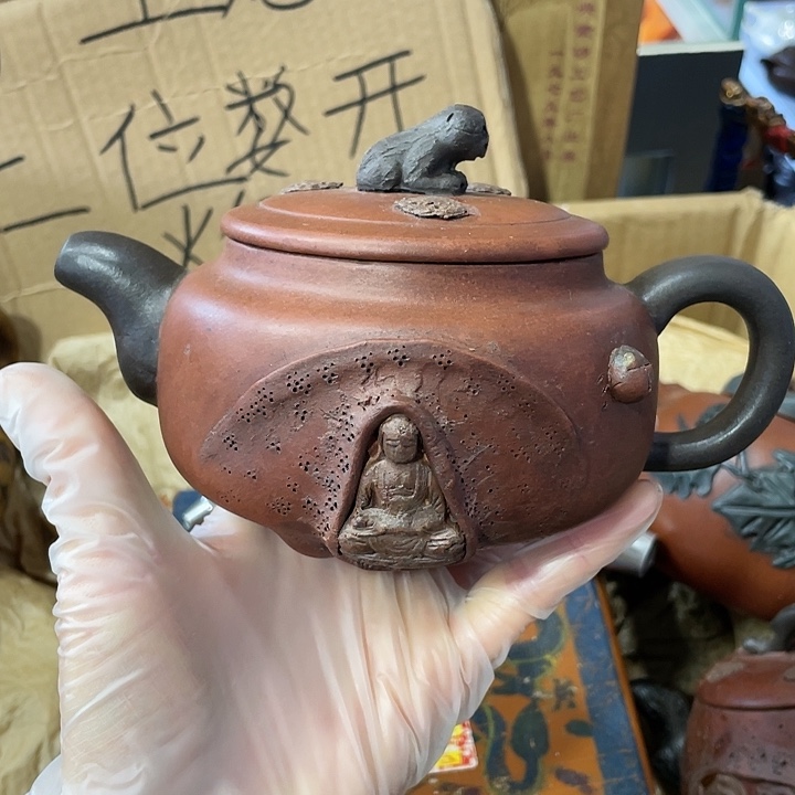 紫砂茶壶矿泥料，纯手工制作的一把紫砂壶。