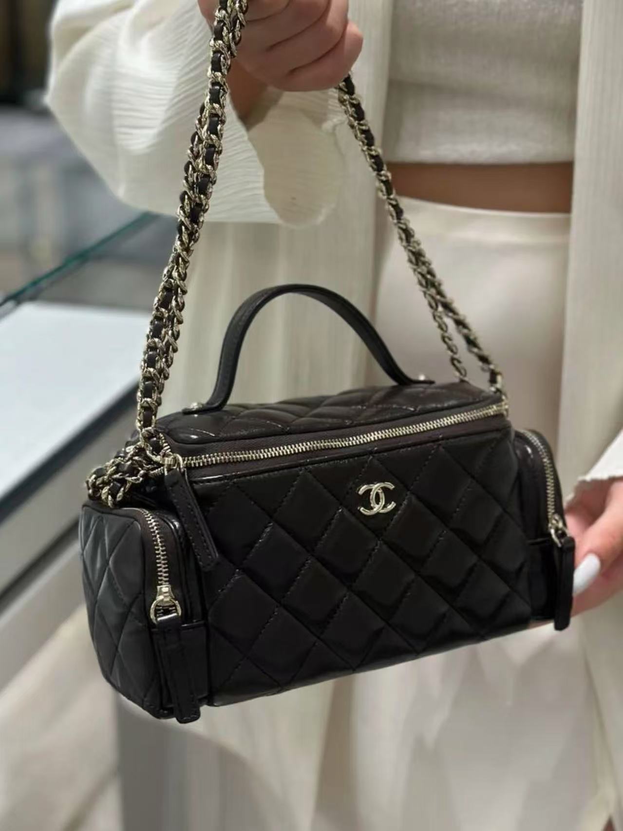 95新 Chanel/香奈儿 展会外场！黑金cargo手柄盒子包