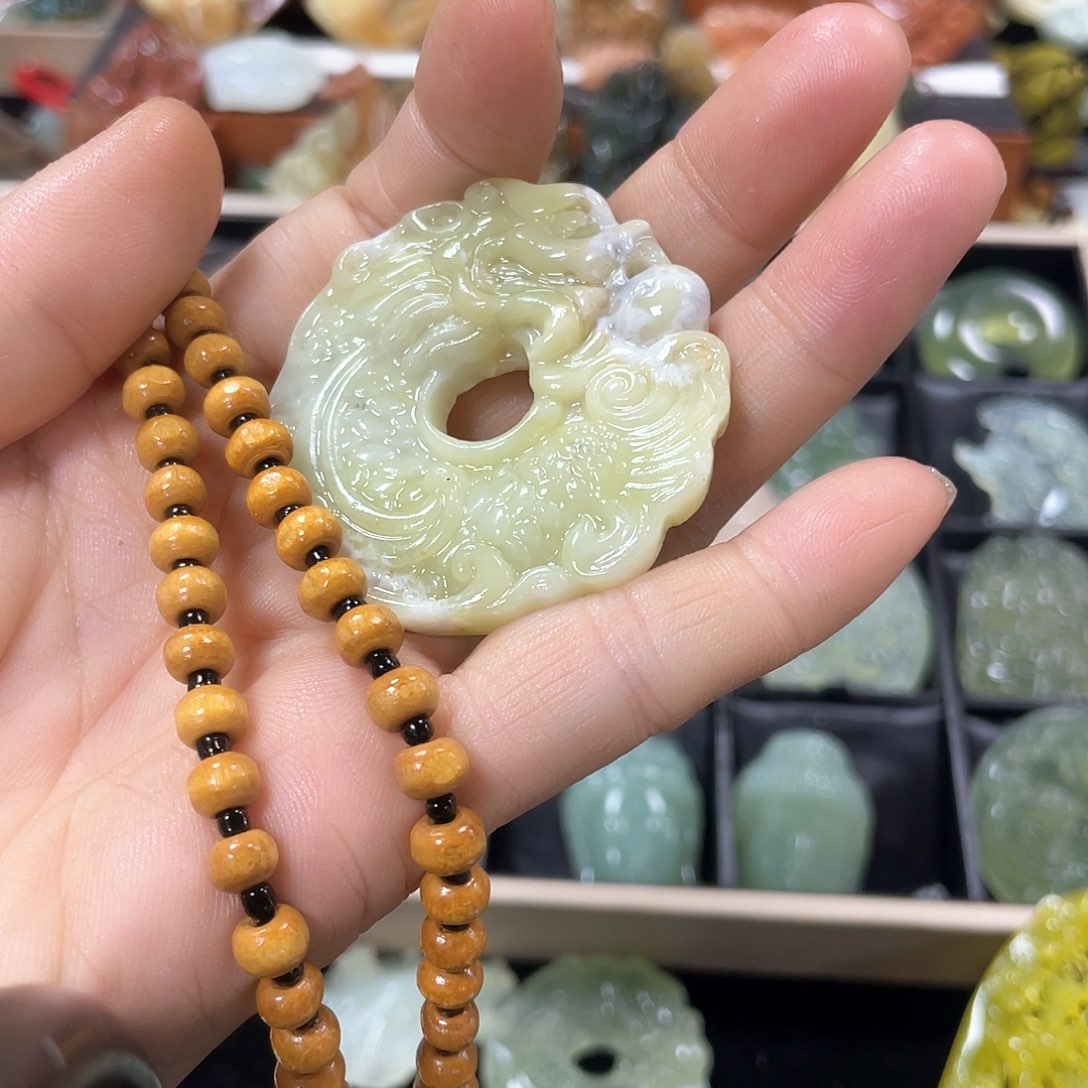 蛇纹石玉颈饰未镶嵌