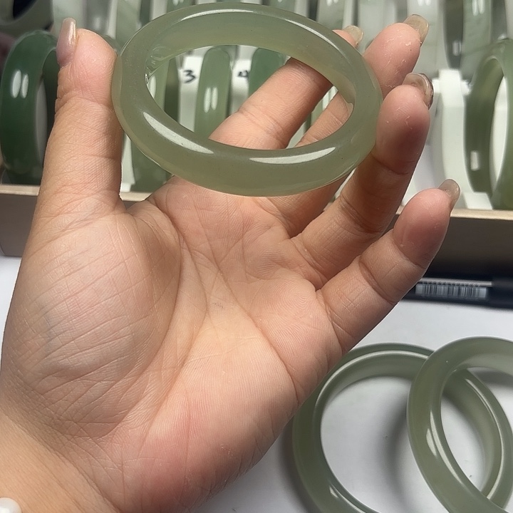 东陵石未镶嵌手镯