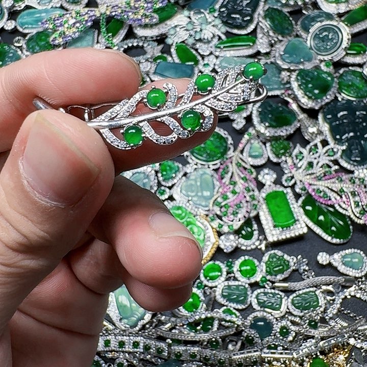 翡翠颈饰未镶嵌天然A货翡翠放漏