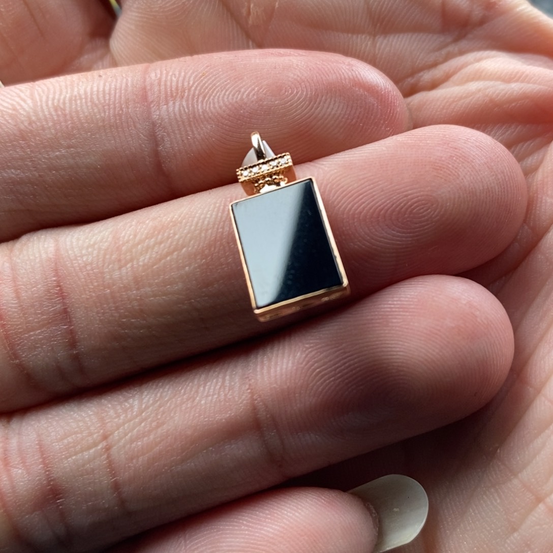 【闪购商品】翡翠18K金镶嵌颈饰无事牌