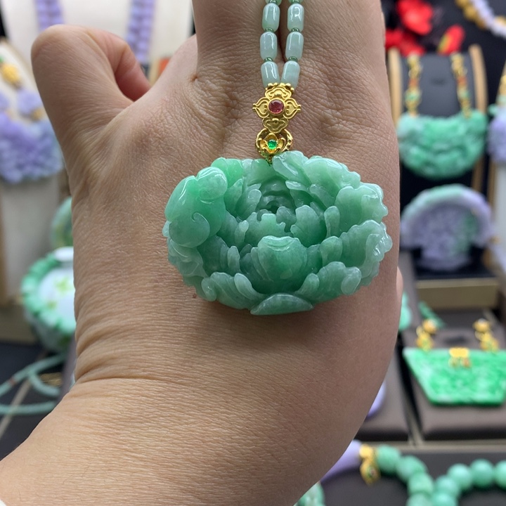 翡翠吊坠(赠链)未镶嵌