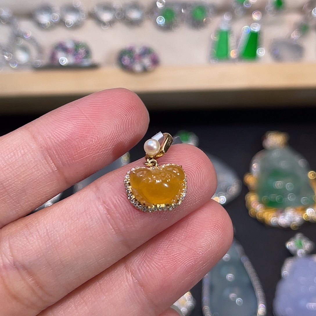 翡翠18K金镶嵌颈饰黄翡螃蟹