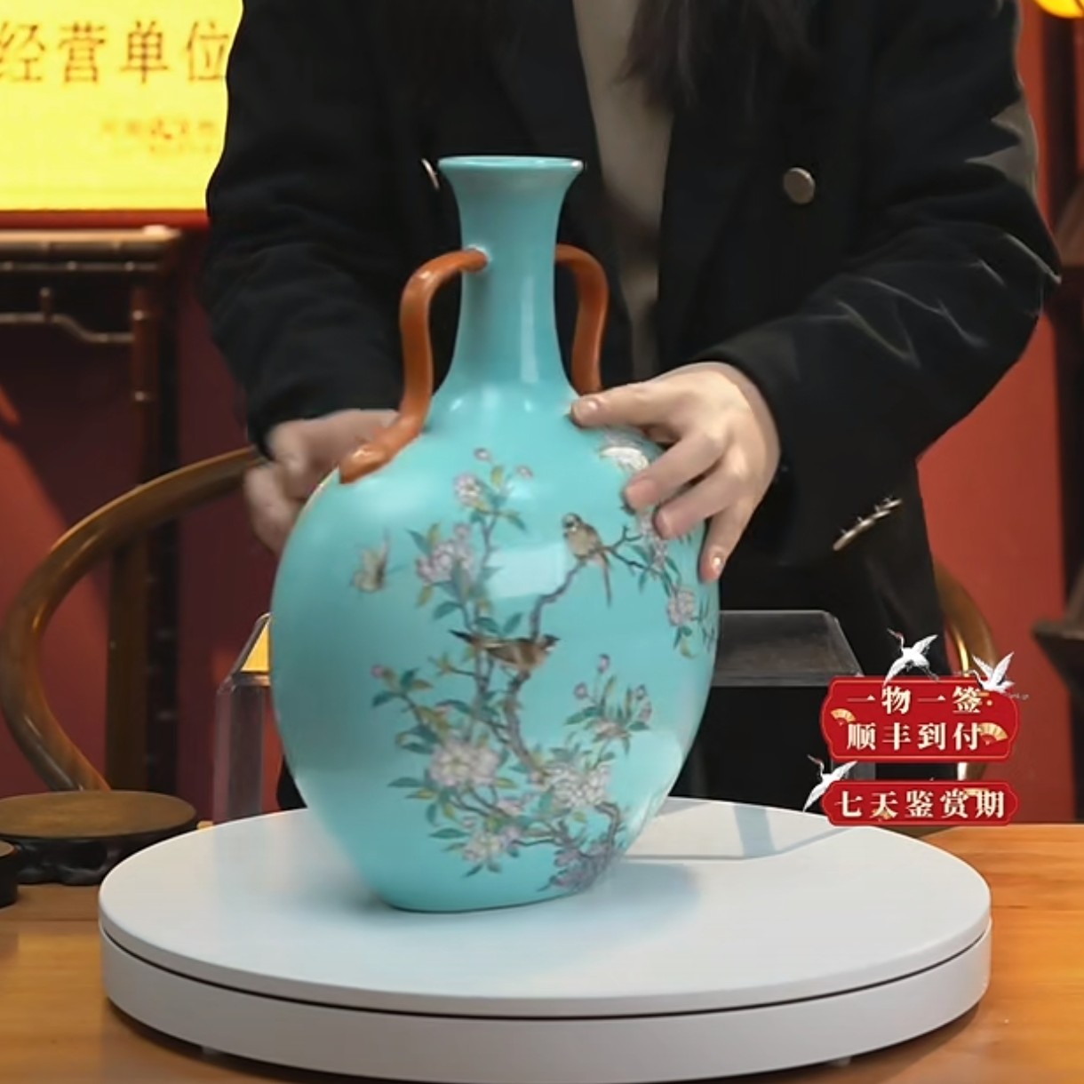 松石绿釉地粉彩花鸟纹抱月瓶