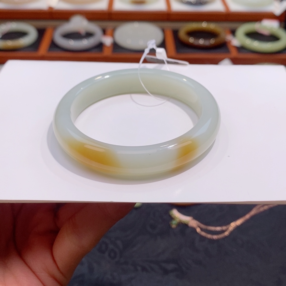 和田玉手镯未镶嵌奶蓝飘糖