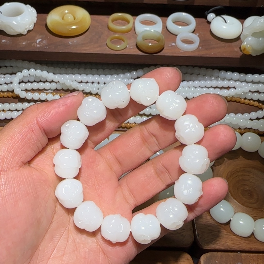 夜***归和田玉未镶嵌手链