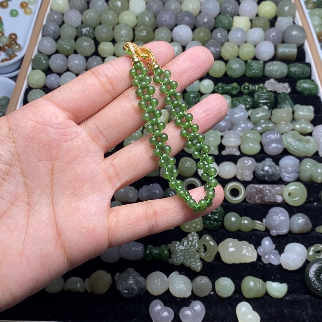 小***禹和田玉未镶嵌颈饰