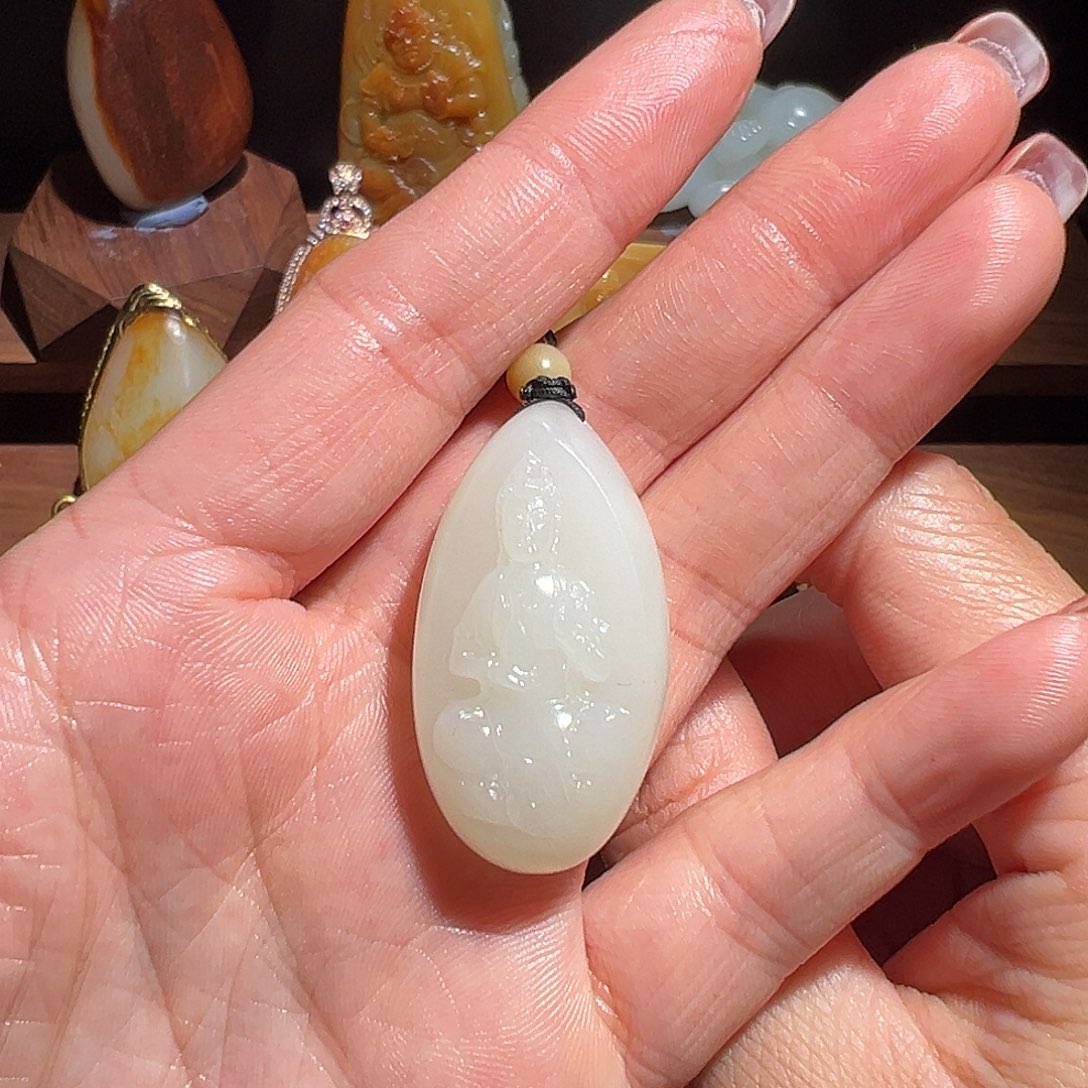 李***境和田玉未镶嵌颈饰