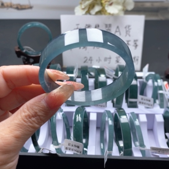 翡翠手镯未镶嵌h***娘