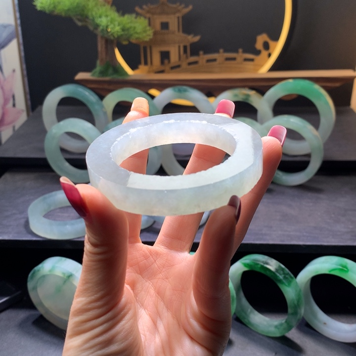 爱***宝未镶嵌翡翠手镯定制翡翠