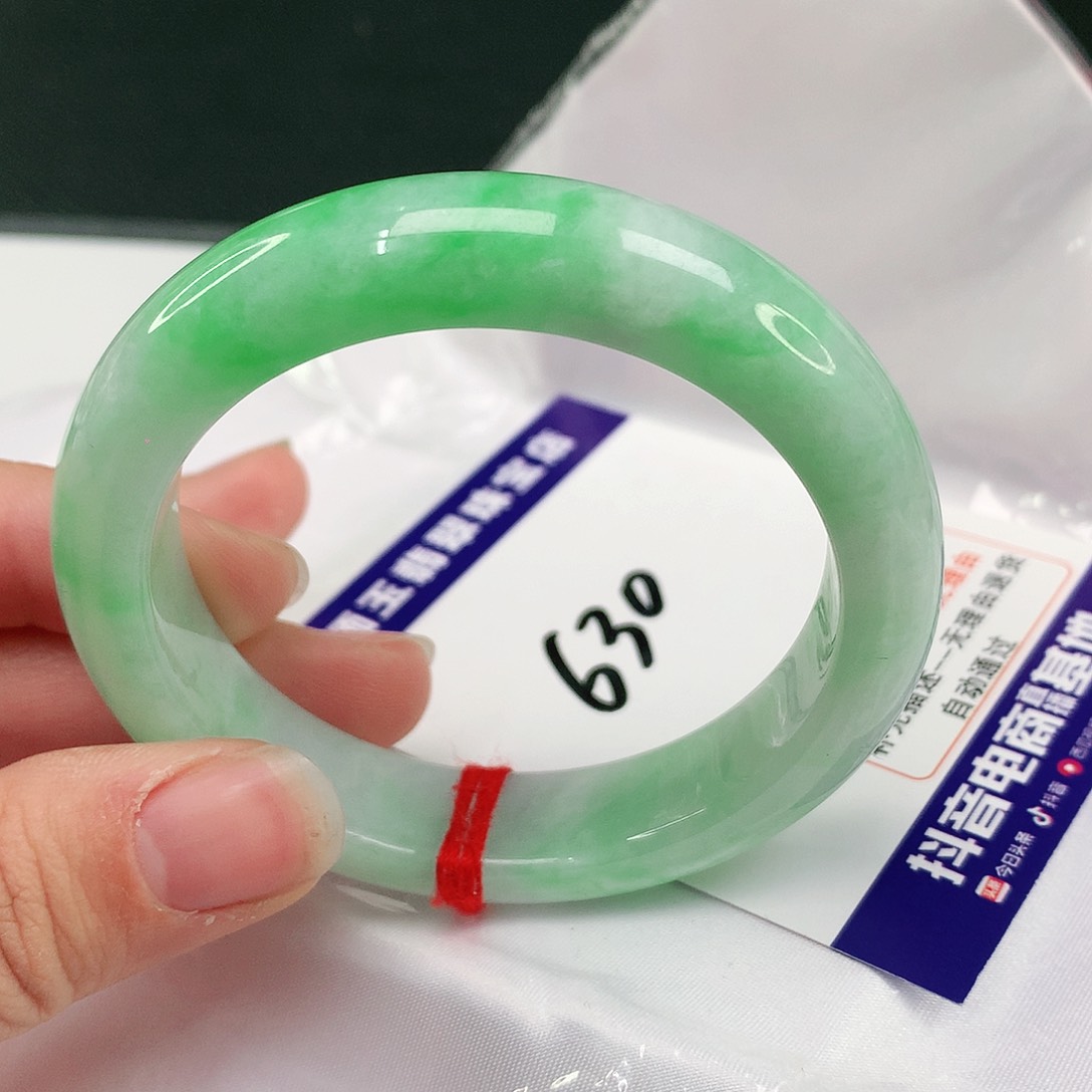 翡翠手镯未镶嵌翡翠