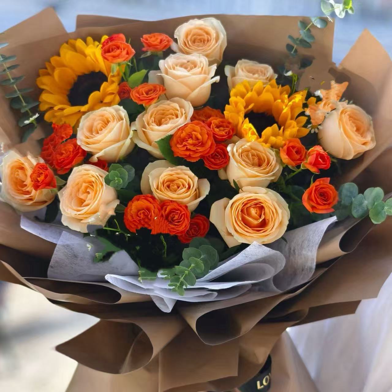 香槟10枝+多头玫瑰3枝+向日葵2支+配草1扎