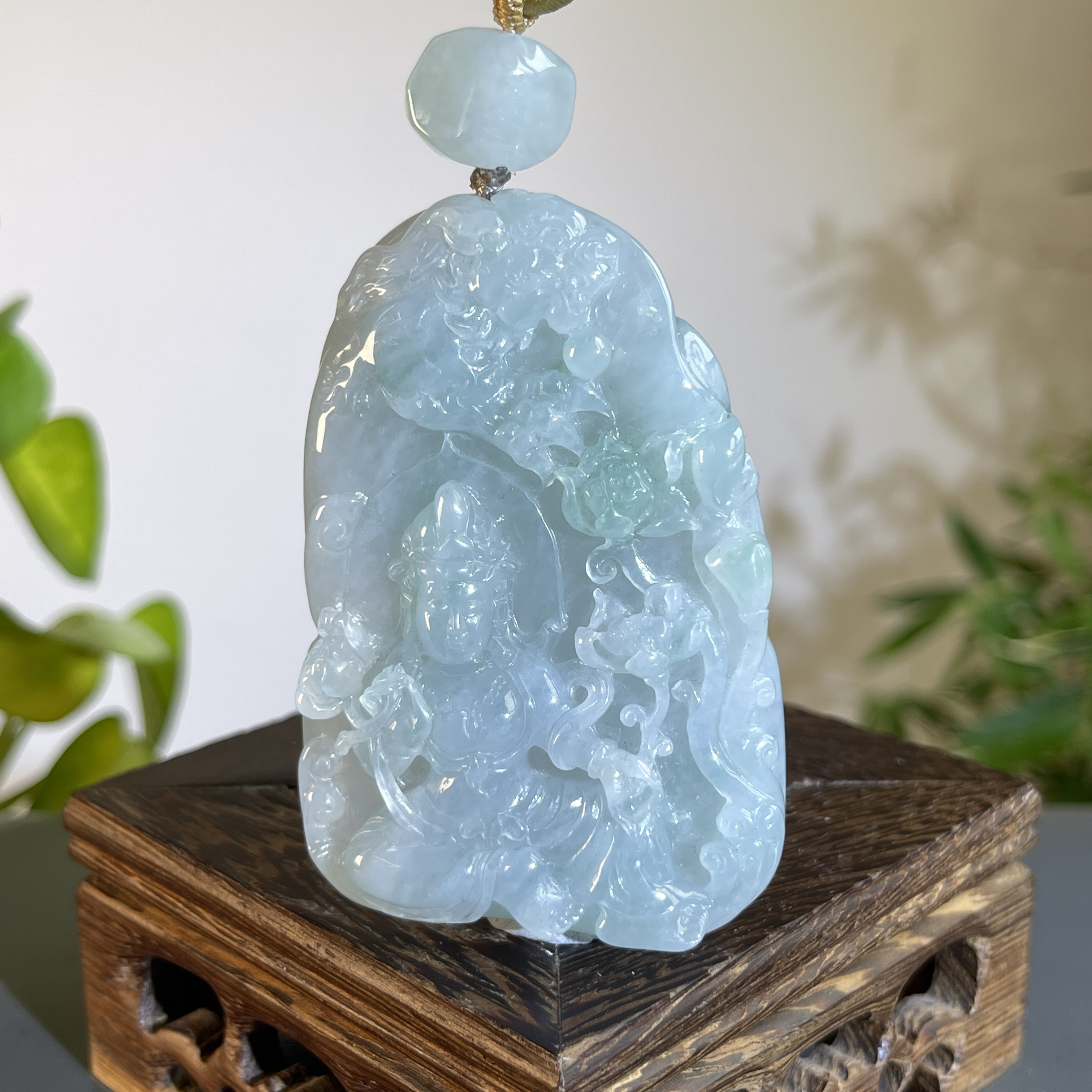 JTB01-129  天然缅甸A货翡翠 持莲观音