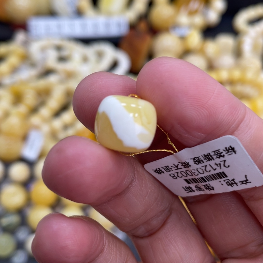 琥珀珠宝奇石未镶嵌往**风12.2*11mm微瑕疵