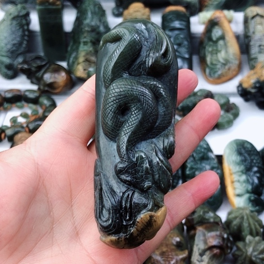 未镶嵌岫岩河磨玉（透闪石质玉）把件