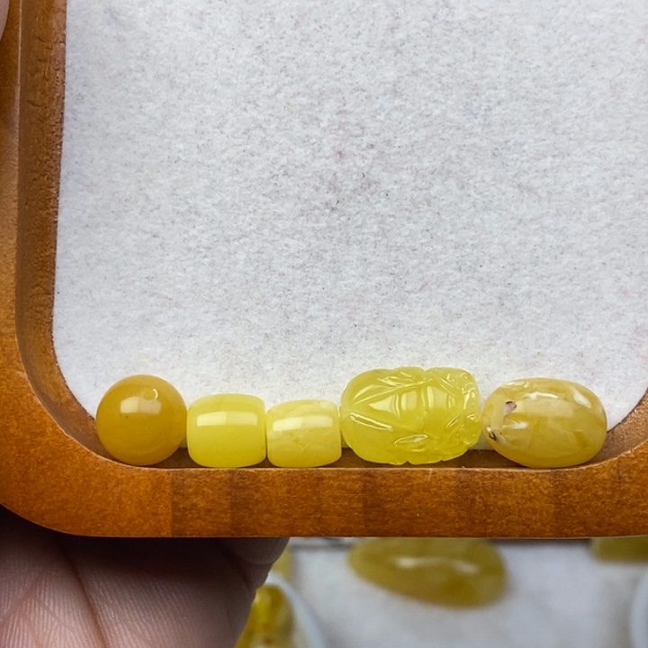 厦***曾琥珀未镶嵌裸石微瑕