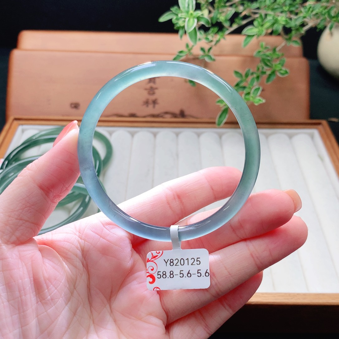 未镶嵌手镯（圆镯）翡翠