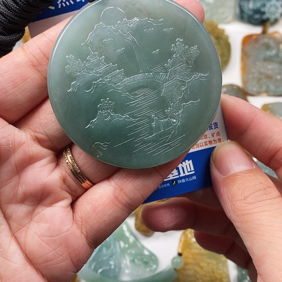 翡翠未镶嵌颈饰山水