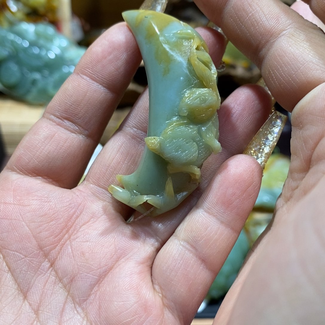 蛇纹石玉颈饰未镶嵌