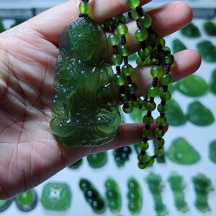 新***播蛇纹石玉合金颈饰