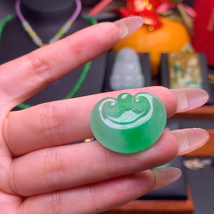 翡翠颈饰未镶嵌如意