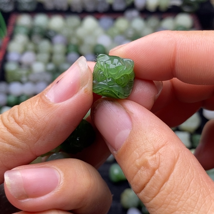 吧***唧和田玉未镶嵌颈饰