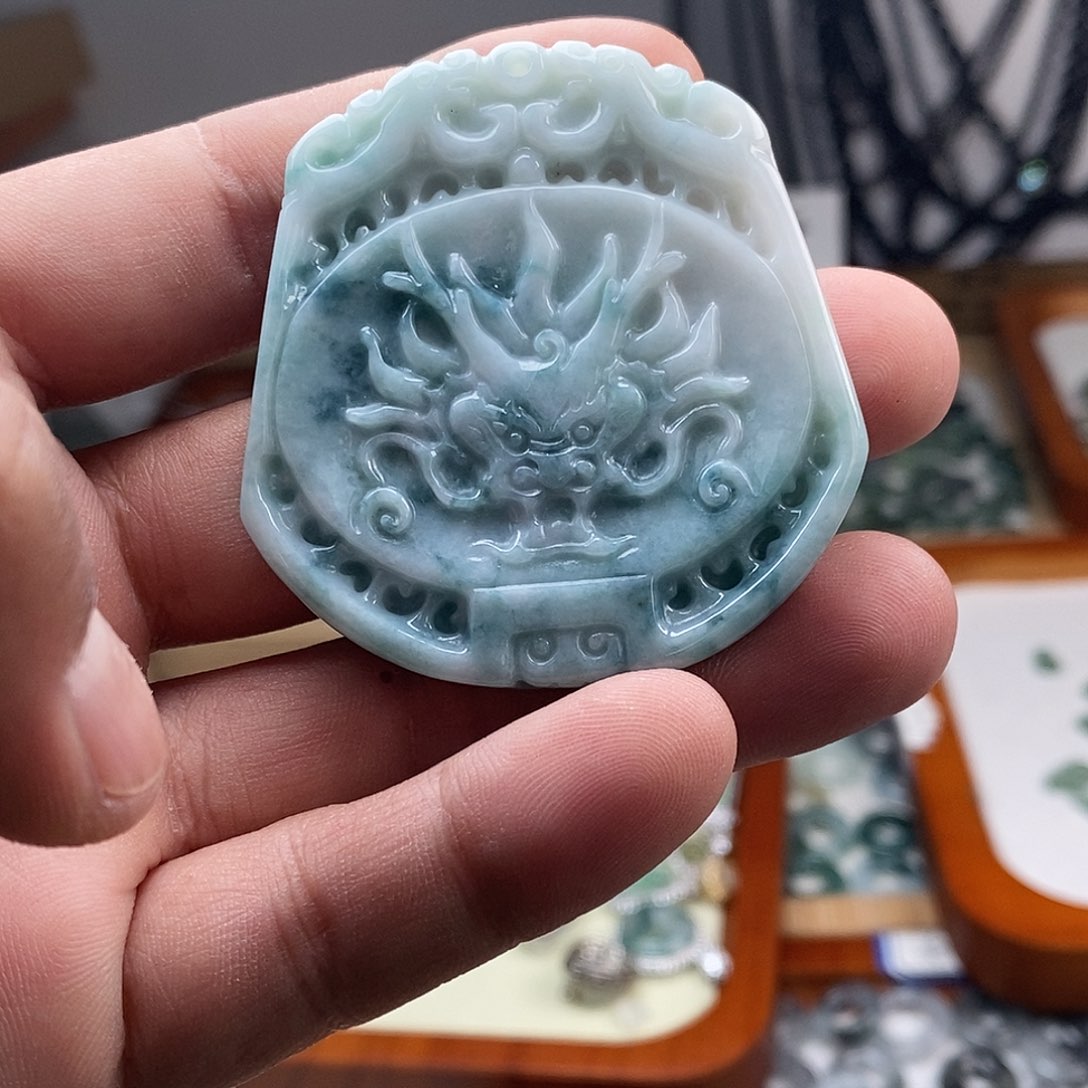 翡翠颈饰未镶嵌新年福利龙牌