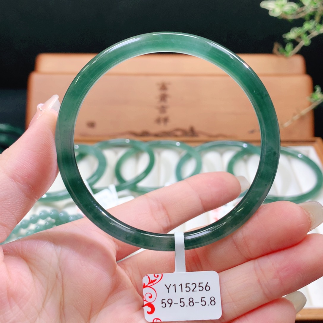 翡翠手镯未镶嵌天然