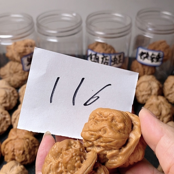 小***爷文玩核桃吊坠我在外面吃东西