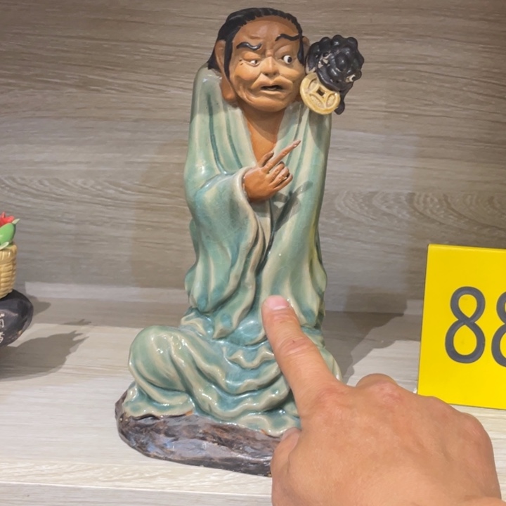 石湾公仔衬托盆景漂亮