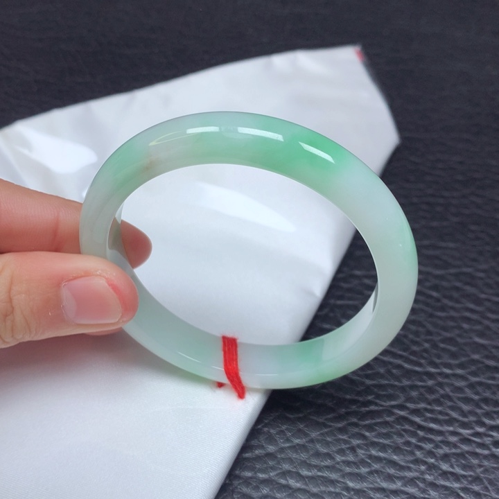 翡翠手镯未镶嵌。