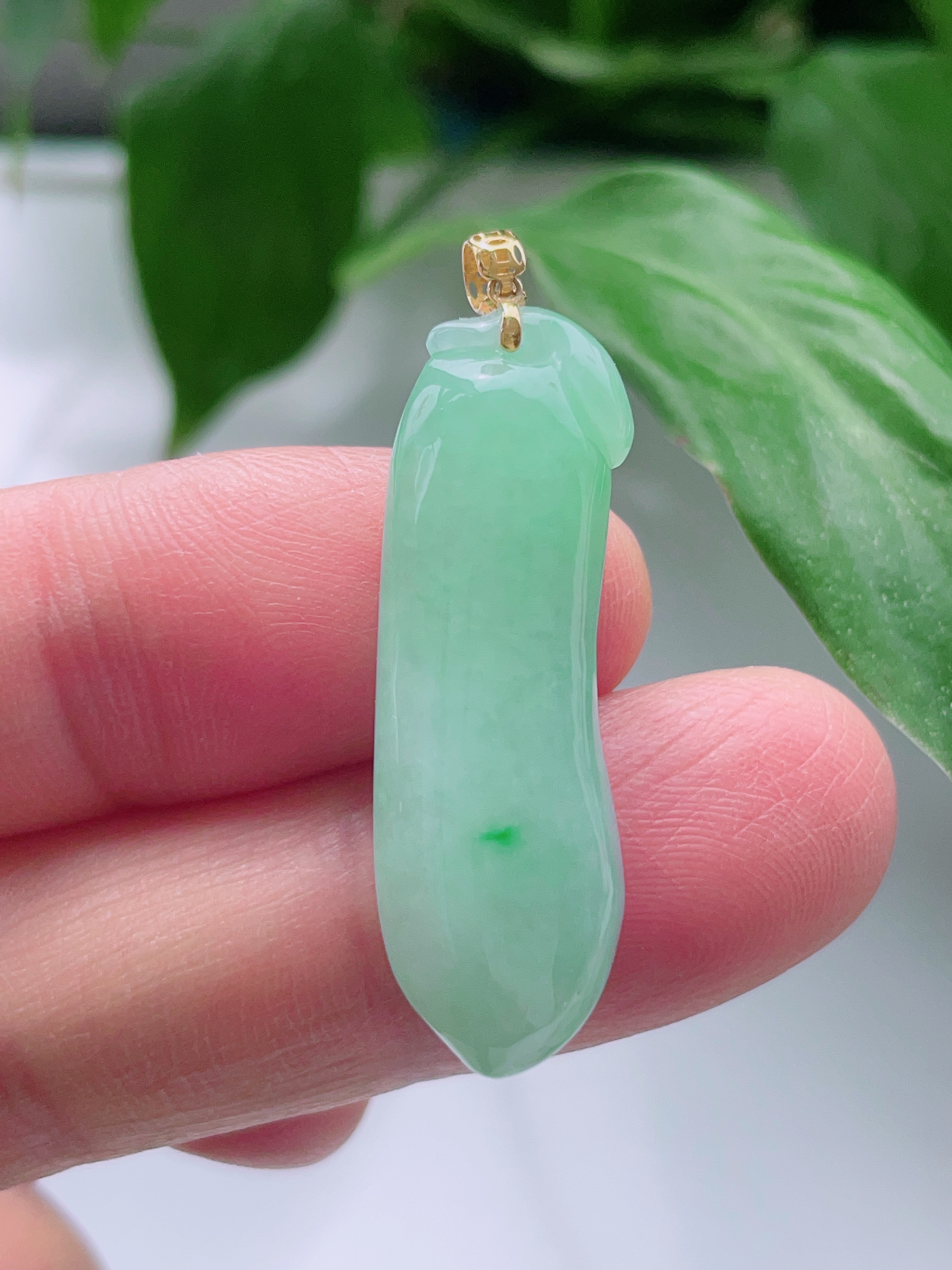 天然缅甸翡翠A货 18k飘绿福瓜吊坠 尺寸35-11.5-6.4mm