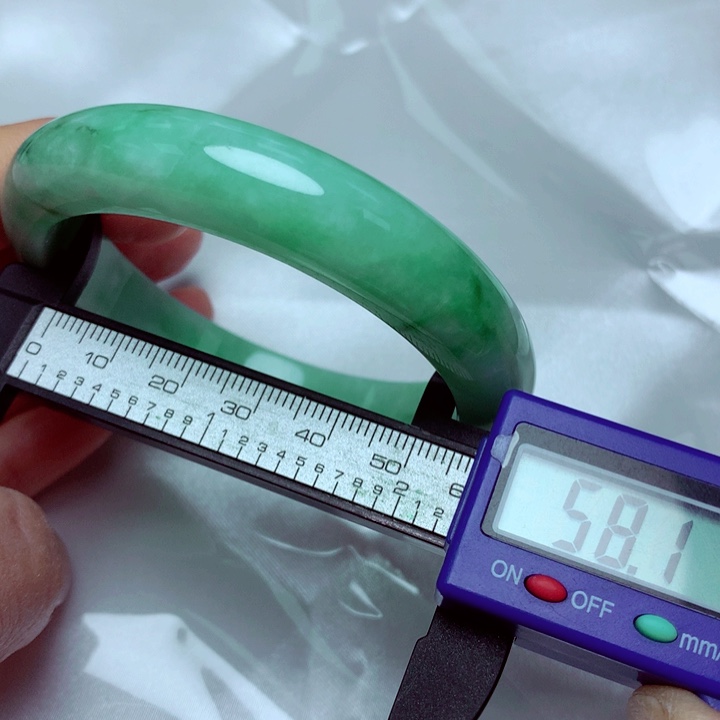 翡翠手镯未镶嵌手镯