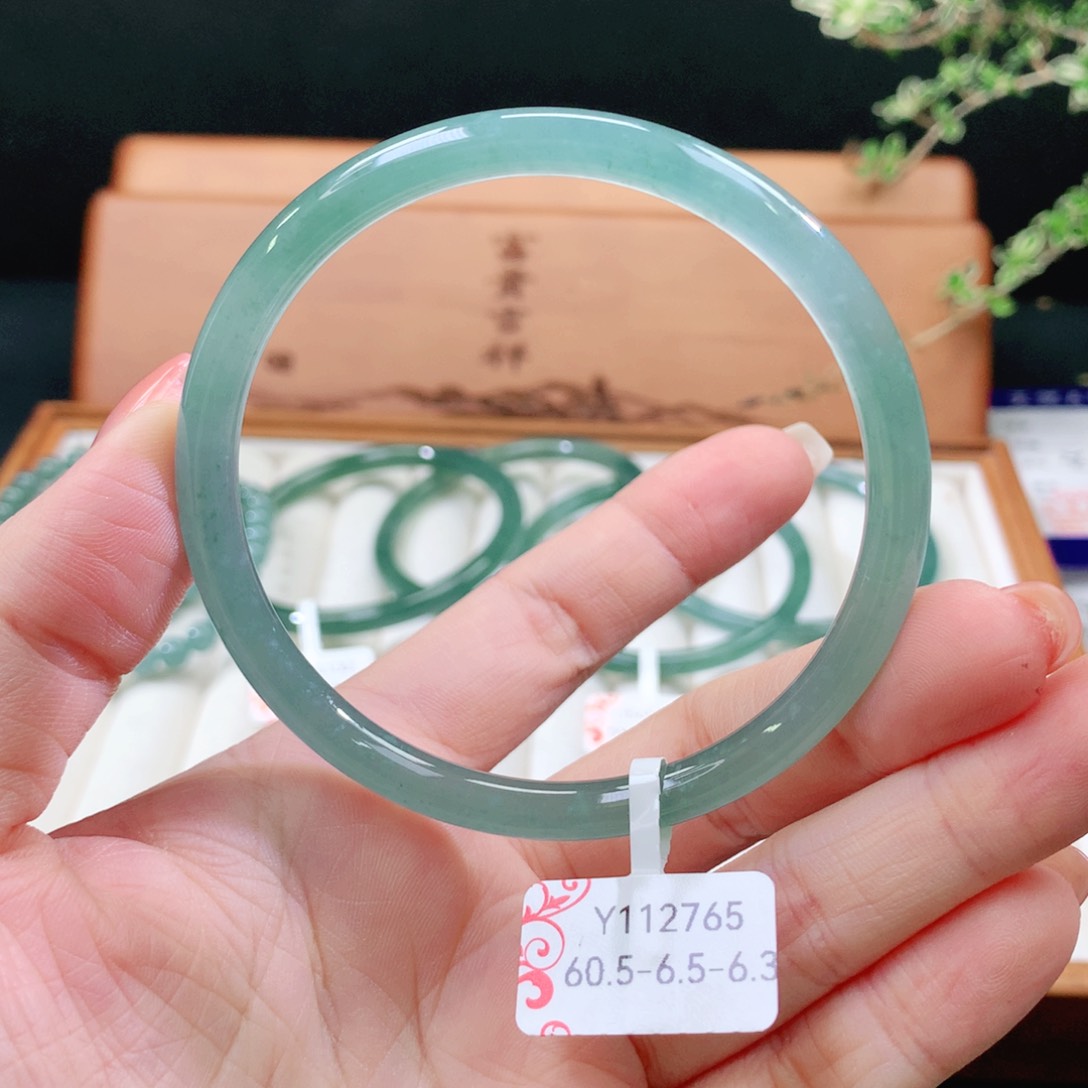 翡翠手镯未镶嵌天然