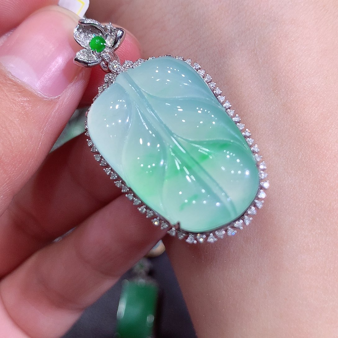 翡翠吊坠(不含链)18K金镶嵌