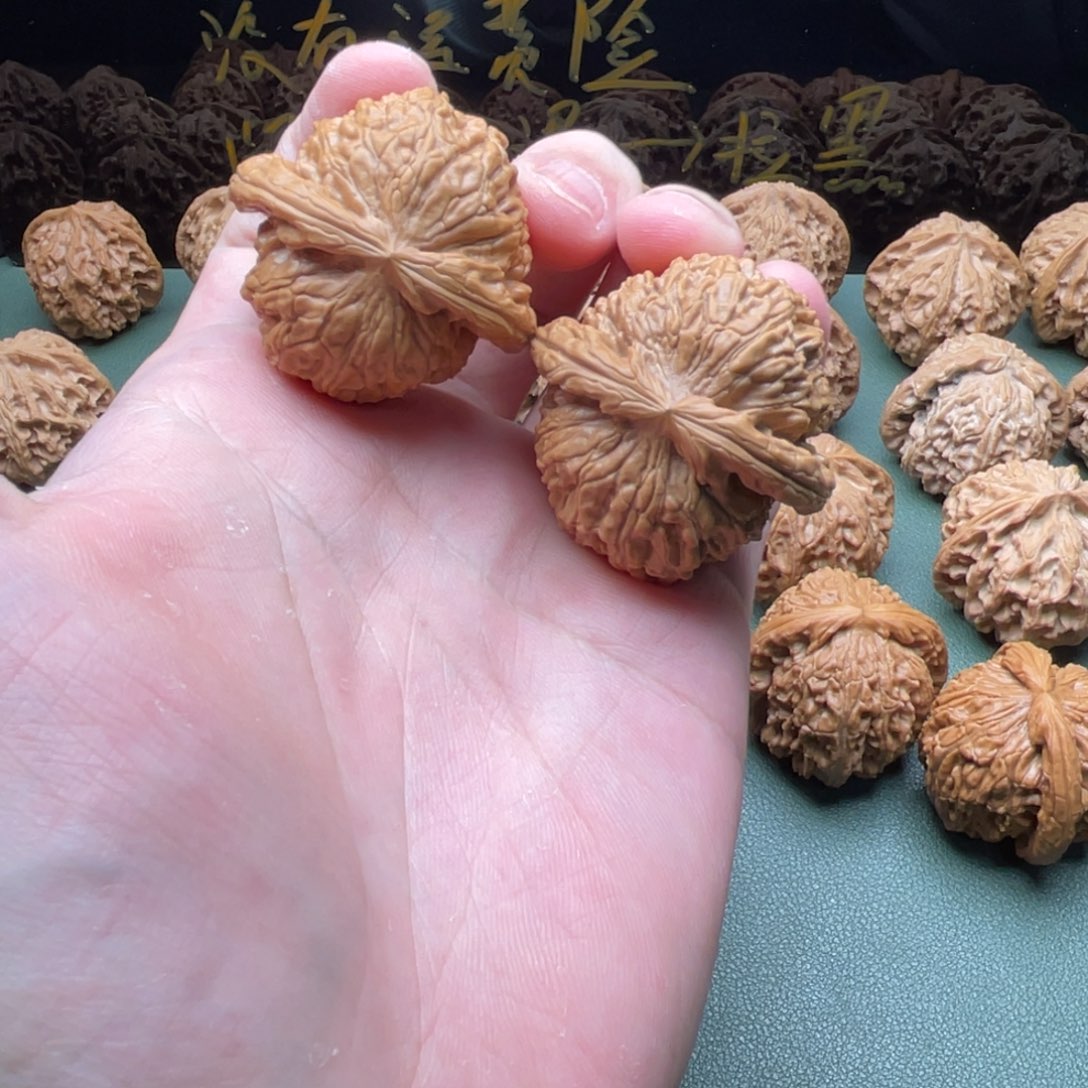 核桃把件40闷白狮子，已经打底